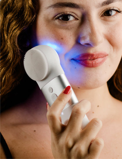 Nettoyez, Lissez et Régénérez votre peau avec FaceNova™